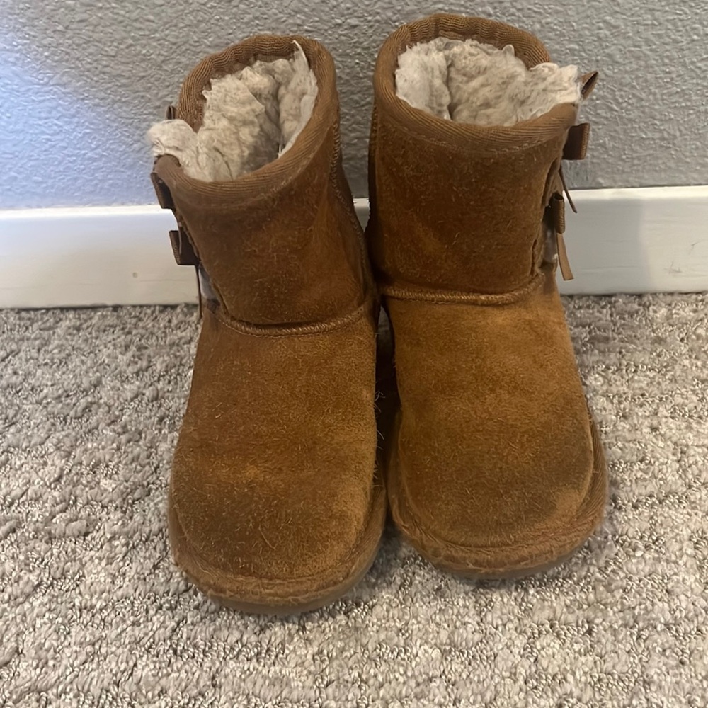Ugg boots toddler size 7